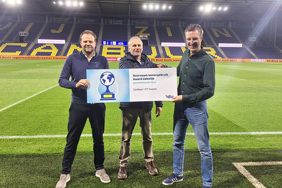 Cambuur neemt cheque nominatie Duurzaam Watergebruik Award Zakelijk in ontvangst