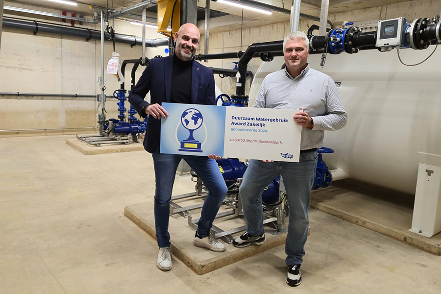 Lelystad Airport Businesspark neemt cheque nominatie Duurzaam Watergebruik Award Zakelijk in ontvangst