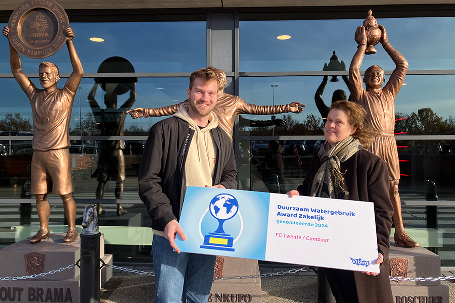 FC Twente neemt cheque nominatie Duurzaam Watergebruik Award Zakelijk in ontvangst